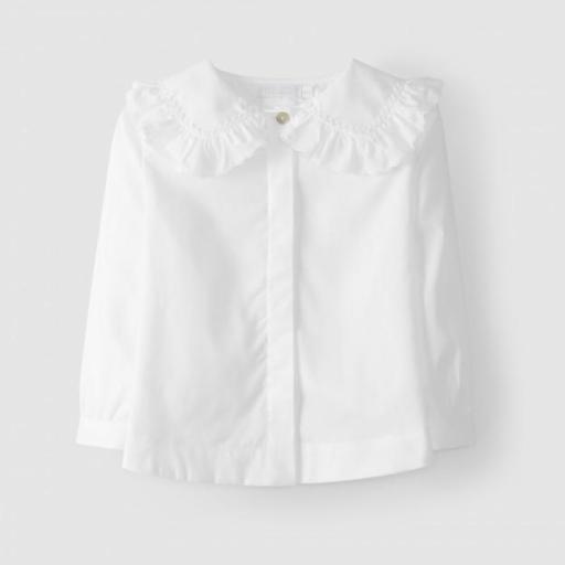 Blusa blanca con detalle de puntilla en el cuello