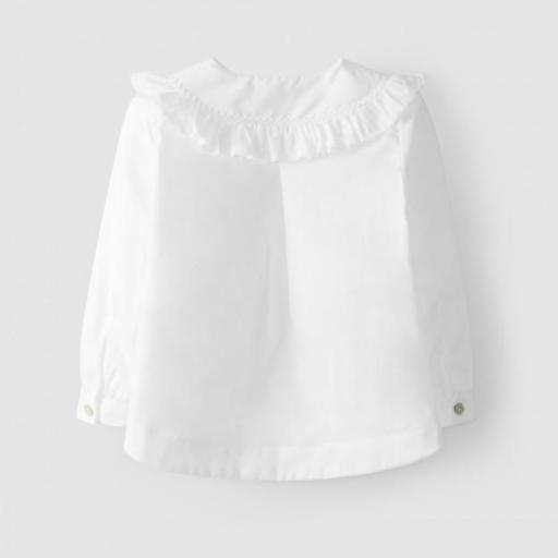 Blusa blanca con detalle de puntilla en el cuello [1]