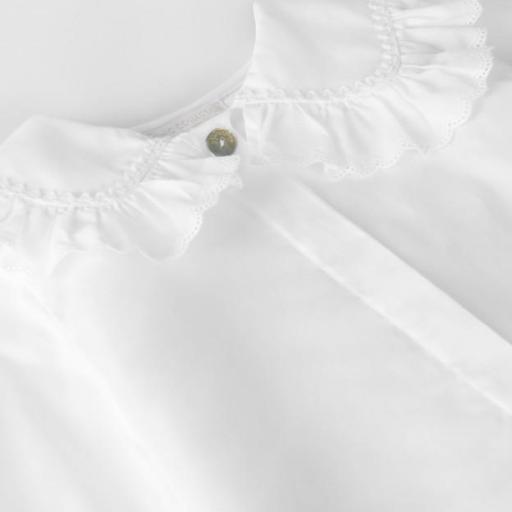 Blusa blanca con detalle de puntilla en el cuello [2]