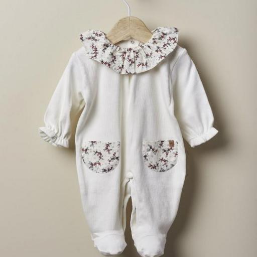 Pijama crudo con florecitas de algodón