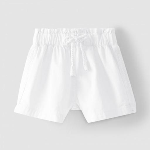 Pantalones cortos blancos con cinta lateral decorativa