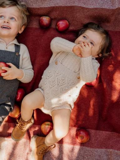 RanIta con tirantes y bodoques beige