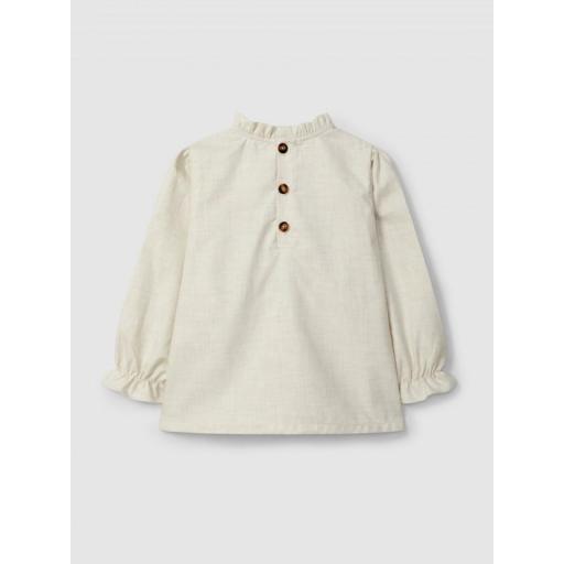 Blusa con smocks y detalles de volante color natural [1]