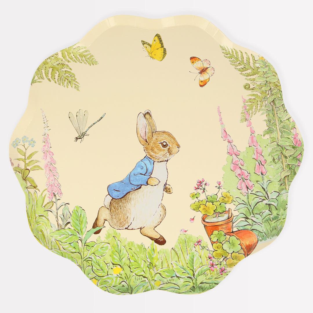 Platos grande Peter Rabbit en el jardín