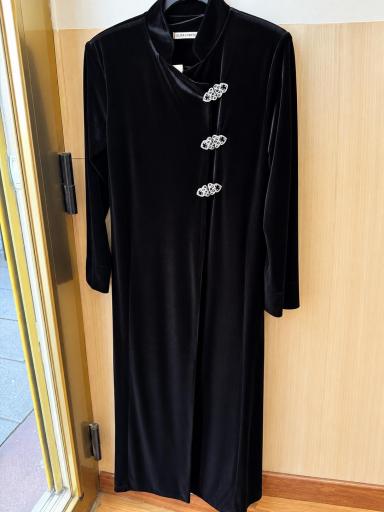 Levita cruzada broche terciopelo liso negro