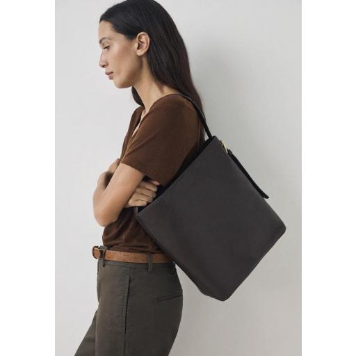 Bolso piel napa brillo imán Miranda chocolate