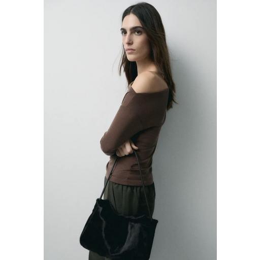 Camiseta escote asimétrico marrón Nicole [3]