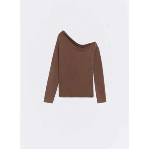 Camiseta escote asimétrico marrón Nicole [4]