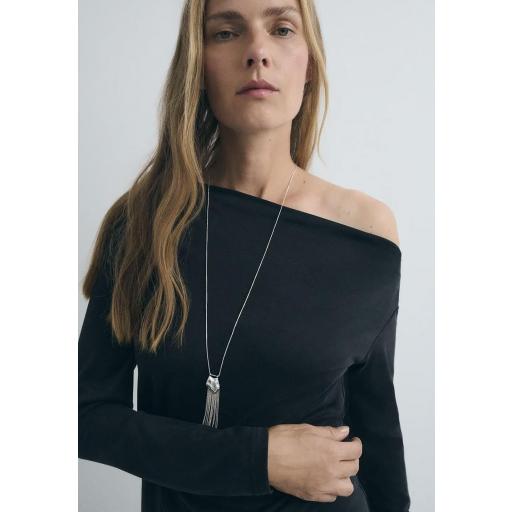 Camiseta escote asimétrico negro Nicole [1]