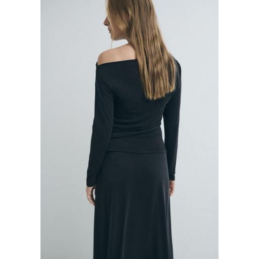 Camiseta escote asimétrico negro Nicole [2]