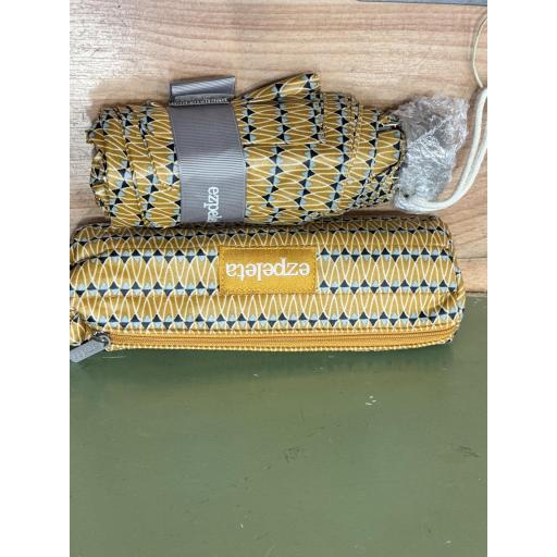 Paraguas mini manual con funda estampado geométrico [3]