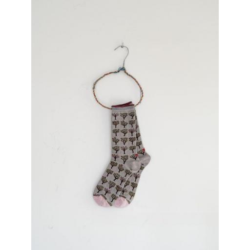 Calcetines almendros gris
