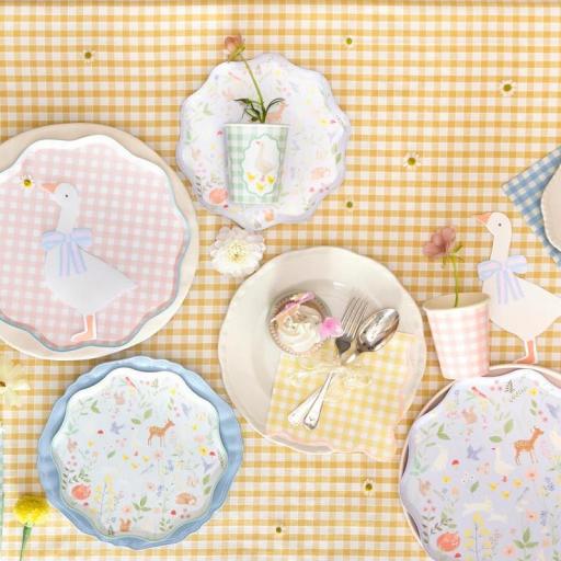 Platos grandes pequeños animales [2]