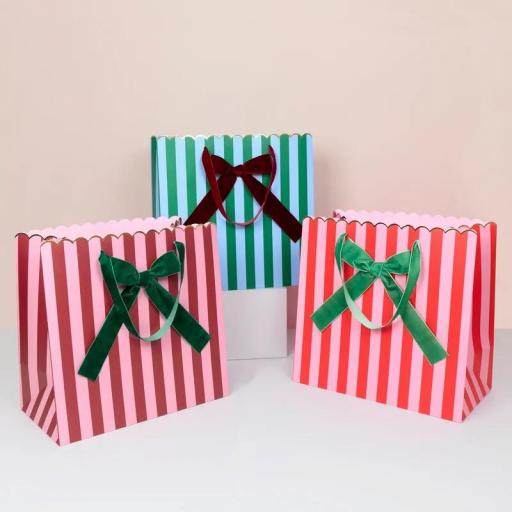 Bolsas de regalo con rayas grandes