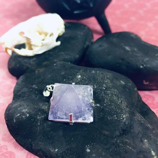Colgante Mineral Piramide Amatista - Amethyst Pyramid Mineral Pendant