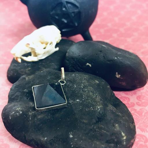 Colgante Mineral Piramide Shungita - Shungit Pyramid Mineral Pendant