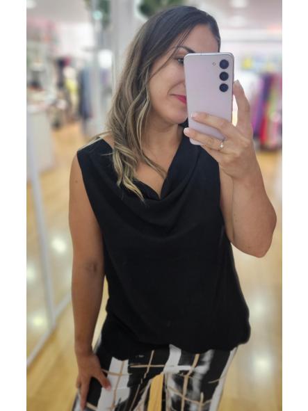 Blusa básica cuello cascada negra