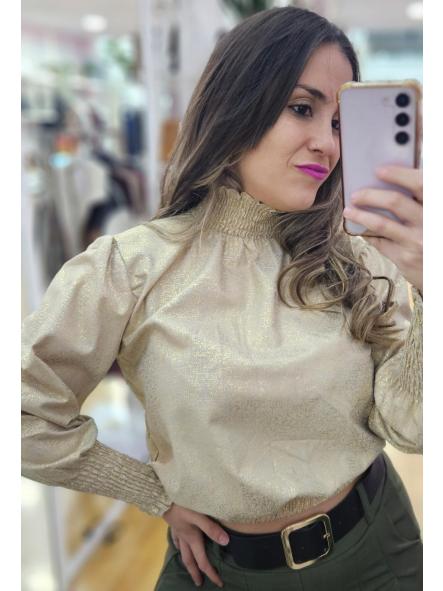 Blusa dorada cuello alto