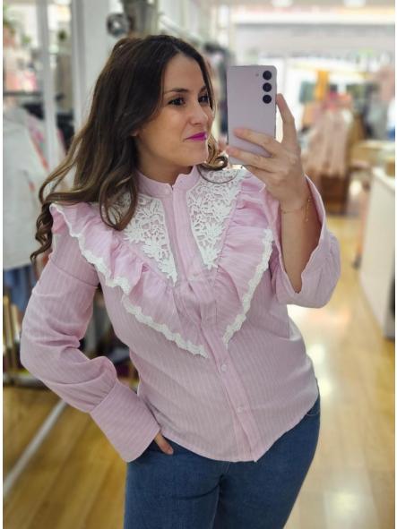 Camisa rosa rayas puntilla blanca