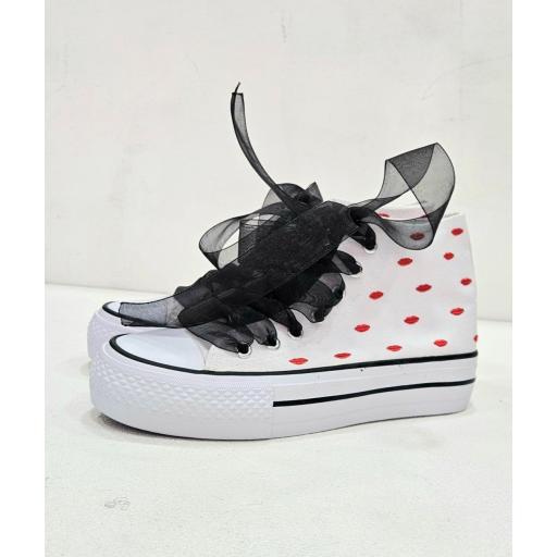 Deportiva labios bordados con lazos [1]