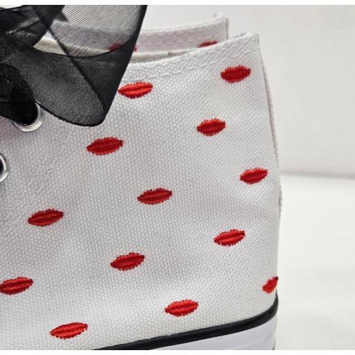 Deportiva labios bordados con lazos [3]