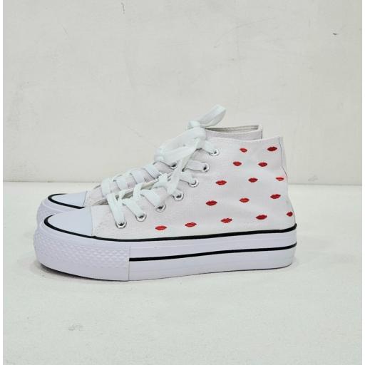 Deportiva labios bordados con lazos [2]