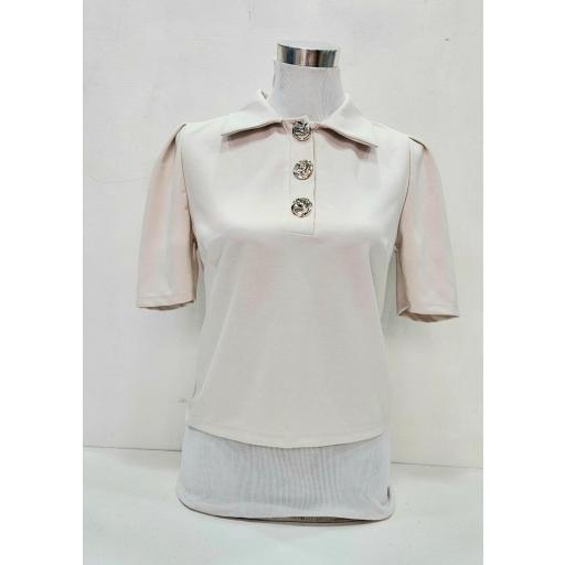Camiseta polo beige botones dorados 