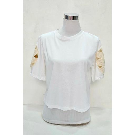 Camiseta blanca flor ganchillo