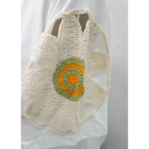 Camiseta blanca flor ganchillo [1]