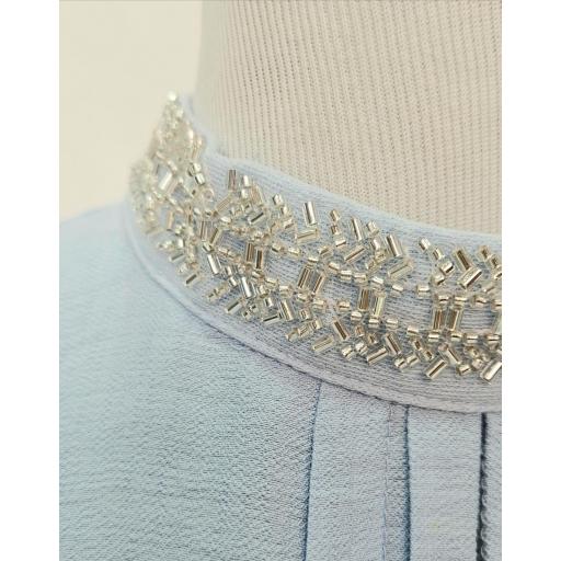Blusa azul cuello abalorios