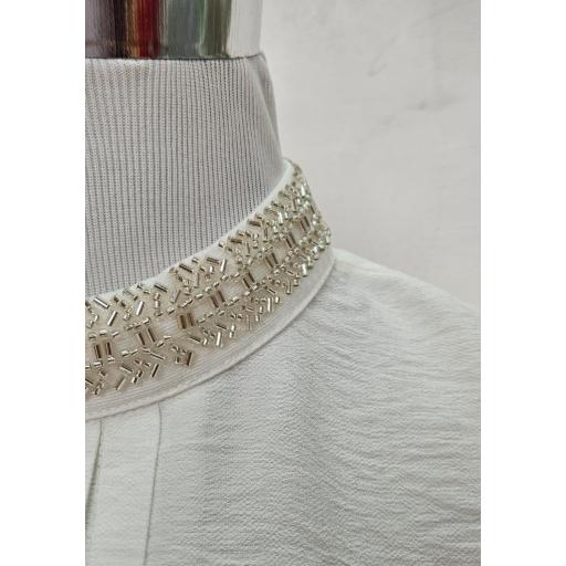 Blusa blanca cuello abalorios [1]