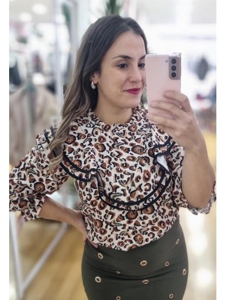 Blusa animal print camel cuello bebé