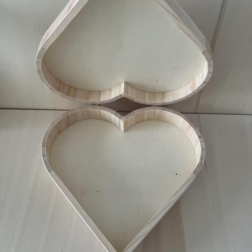 Caja de madera corazón con portada grabada [2]