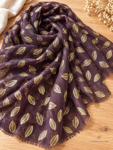 Pañuelo morado con estampado dorado de hojas sobre tejido ligero [2]