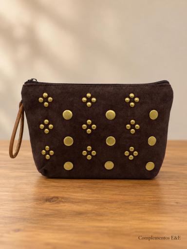 Bolso pequeño marrón con tachuelas doradas y asa lateral