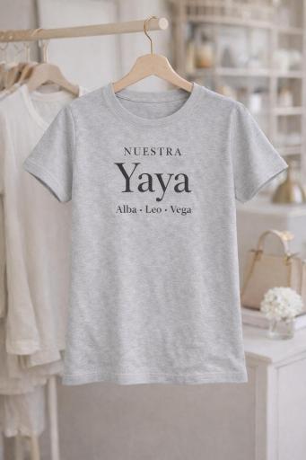 Camiseta gris para yaya con texto Nuestra Yaya y nombres [1]