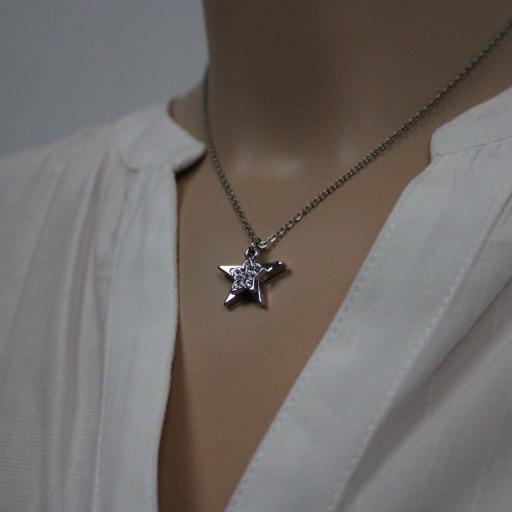collar de mujer con estrella con brillos [1]