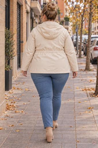 Vista trasera de parka beige de mujer con cintura fruncida y capucha. [2]