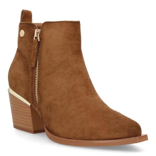 Botines de mujer color camel con punta fina, tacón de bloque y detalle metálico. [2]