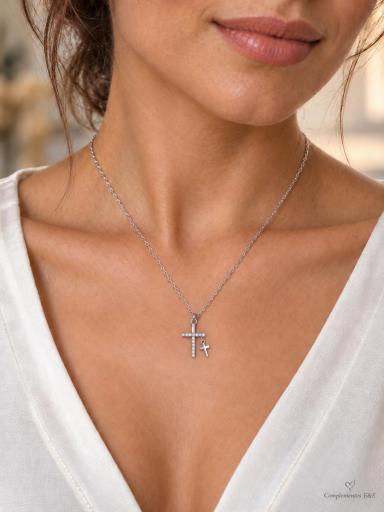 Collar de acero plateado con colgante de doble cruz y detalles brillantes