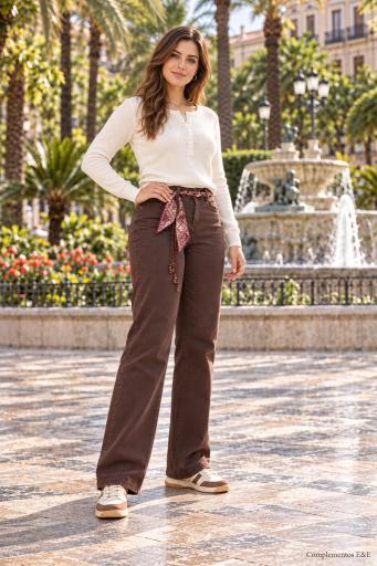1. Detalle de cinturón pañuelo estampado en pantalón cereza [2]