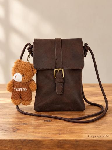 Bolso bandolera pequeño marrón chocolate con osito colgante y acabado efecto ante