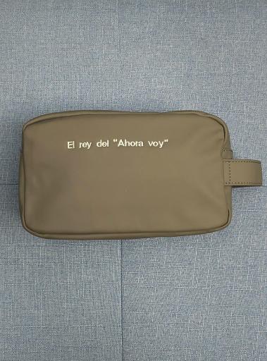 Bolsa de aseo para papá con frase bordada El rey del Ahora voy [3]