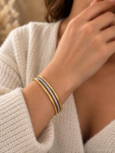 Conjunto de tres pulseras de aro doradas con detalles decorativos y una pulsera brillante [1]