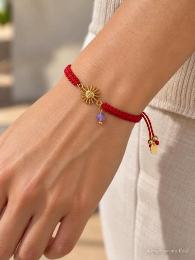 Pulsera de hilo rojo ajustable con sol de acero dorado [0]