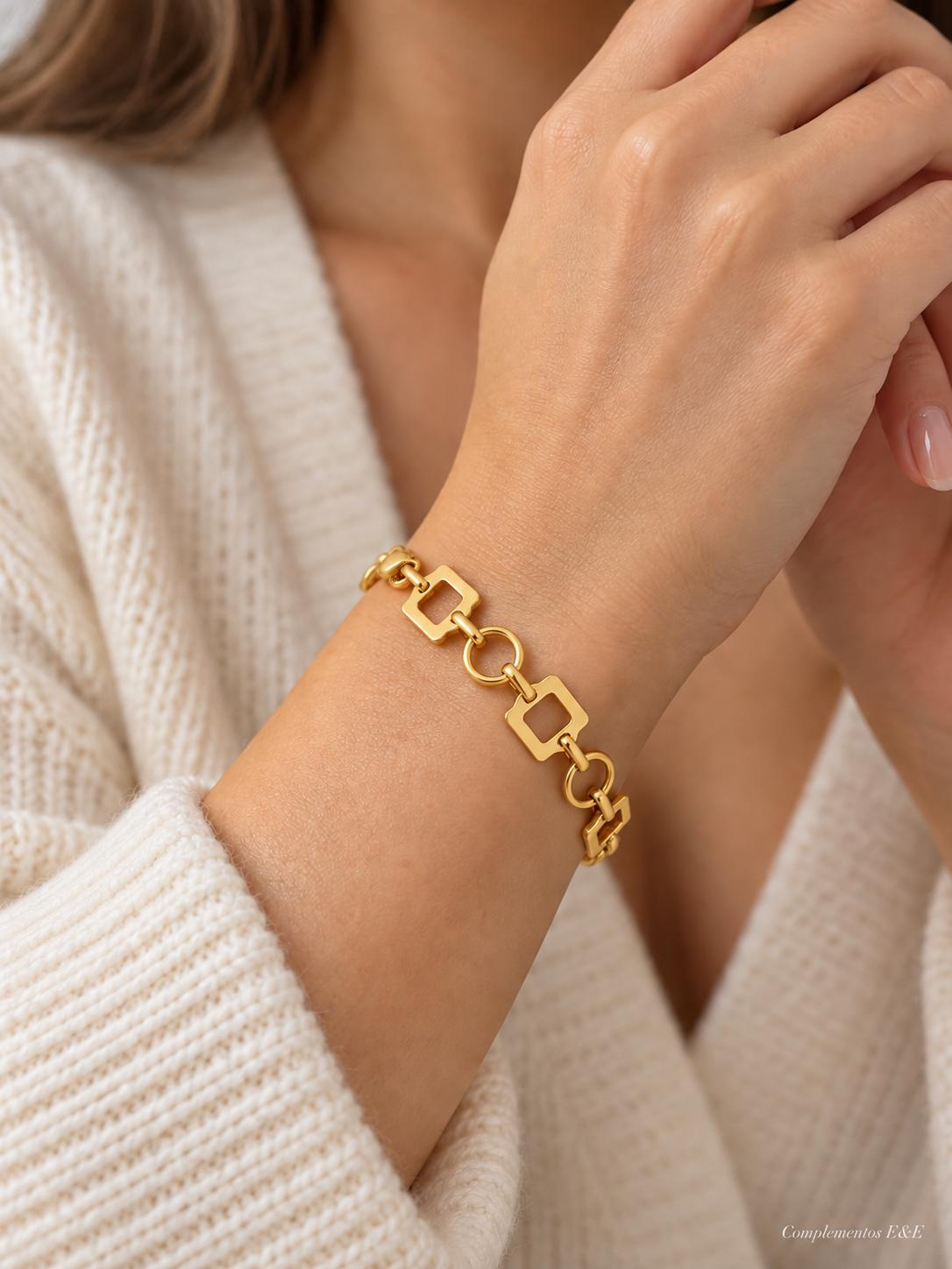 Pulsera de acero dorado con eslabones cuadrados y redondos