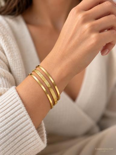 Conjunto de tres pulseras de aro doradas para mujer, dos lisas y una con grabado geométrico [0]