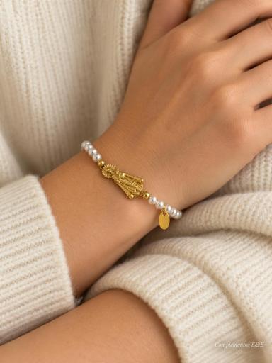 Pulsera blanca perlada con Virgencita dorada [1]