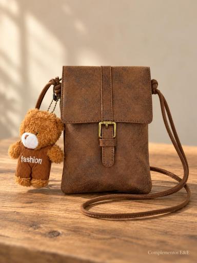 Bolso pequeño camel con solapa, hebilla y osito decorativo [1]