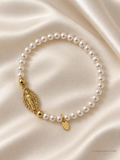 pulsera blanca perlada con Virgencita dorada [1]
